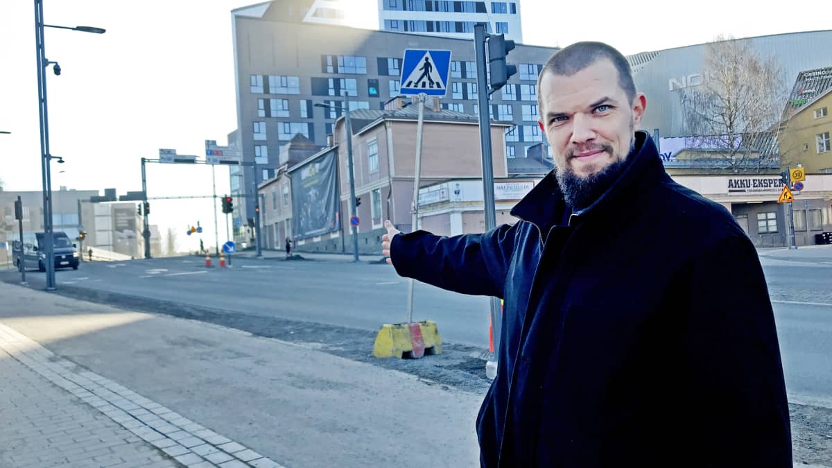 Pirkanmaan pelastuslaitoksen johtava palotarkastaja Perttu Mukkala viittoo Vuolteenkadulle, joka on suljettuna MM-kisojen aikaan.