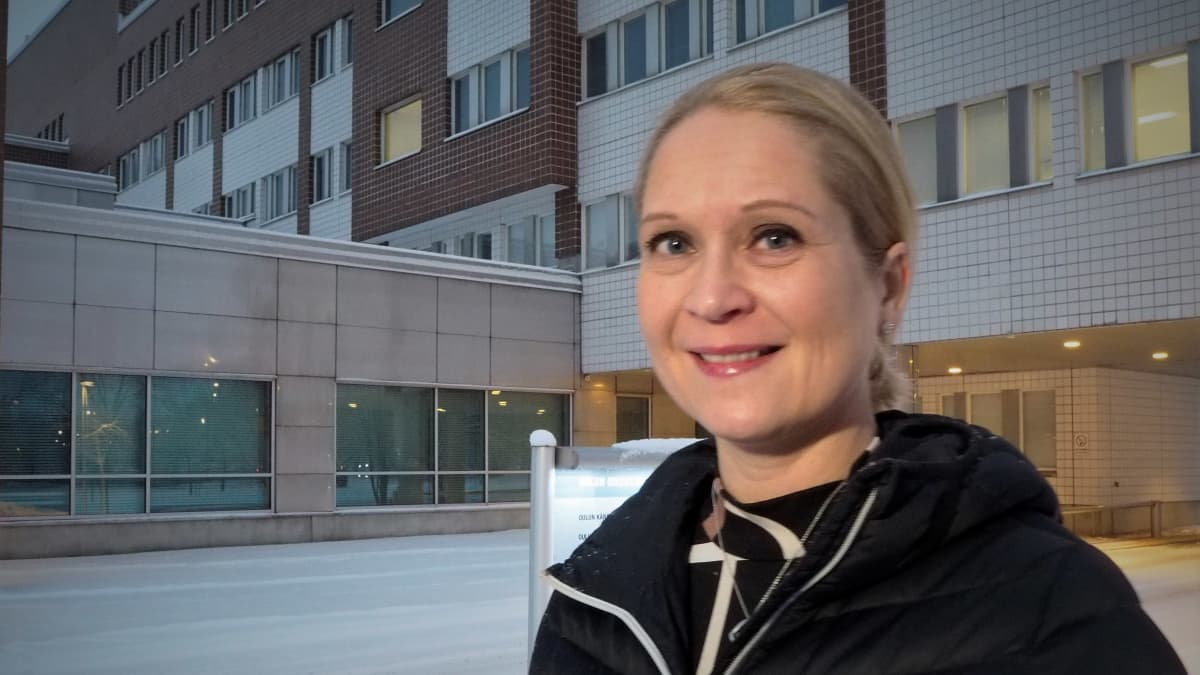 Oulun poliisitalon sisäilmaongelmista väitellyt Saija Hyvönen Oulun käyttökieltoon asetetun poliisitalon edessä.