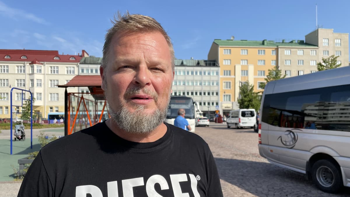 Ex-jääkiekkoilija, päihdetyöntekijä Marko Jantunen Lahden torin laidassa aurinkoisena kesäpäivänä.