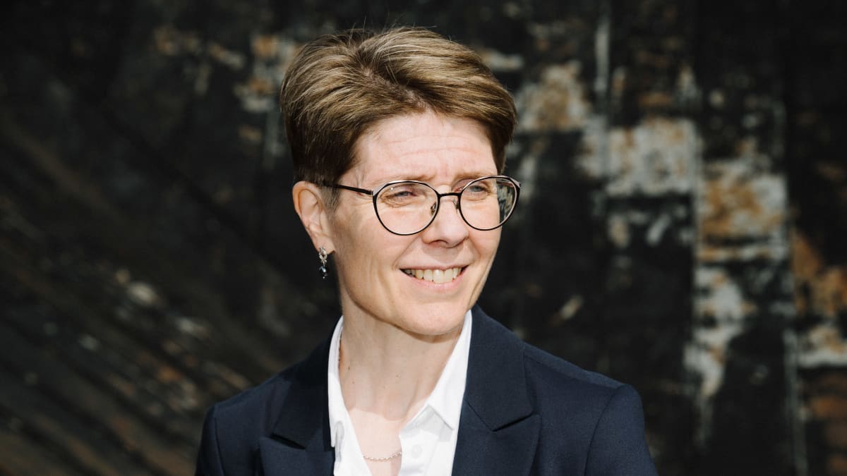 Metsäteollisuus ry:n metsäjohtaja Karoliina Niemi seisoo ulkona.