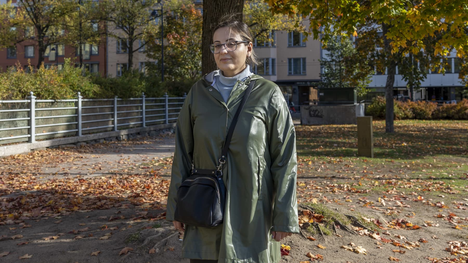 Karina seisoo Helsinkiläisessä puistossa