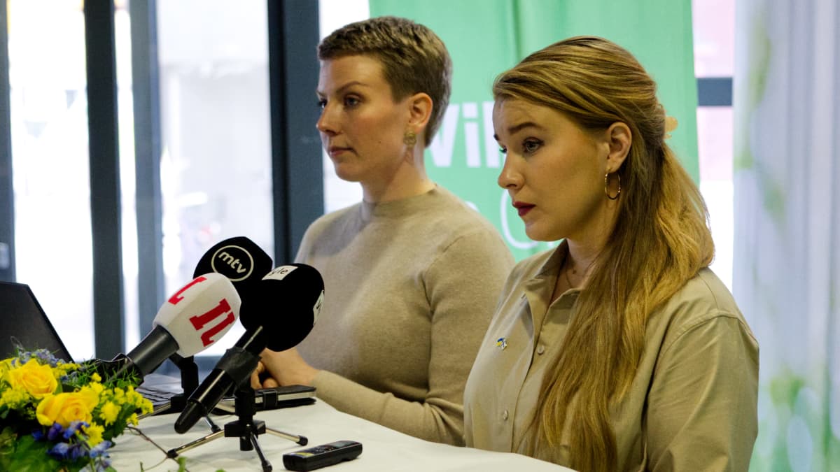 Jenni Pitko ja IIris Suomela pöydän takana Vihreiden infossa Joensuusa 2022.