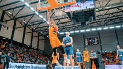 Daniel Dolenc tekee korin FIBA Europe Cupissa.