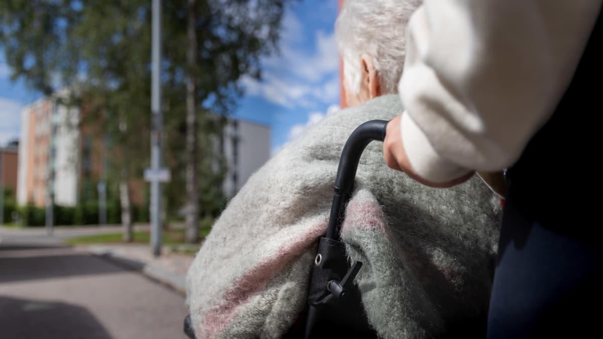 Vanhusta kuljetetaan pyörätuolissa Helsingin Kontulassa.