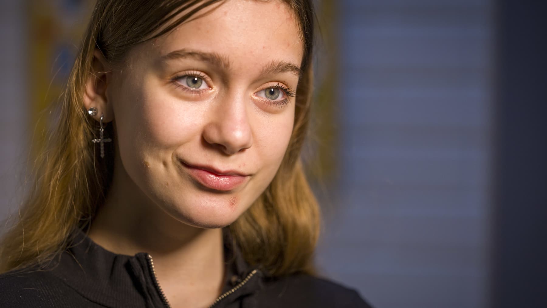 Alina Popovyeh hymyilee ja katsoo ohi kameran.