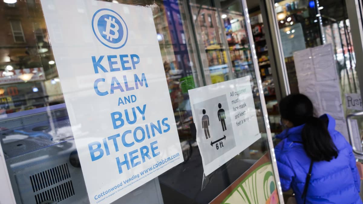 Bitcoin-automaatti New Yorkissa 9. helmikuuta. Kryptovaluutan arvo on noussut tänä vuonna jo 71 prosenttia.