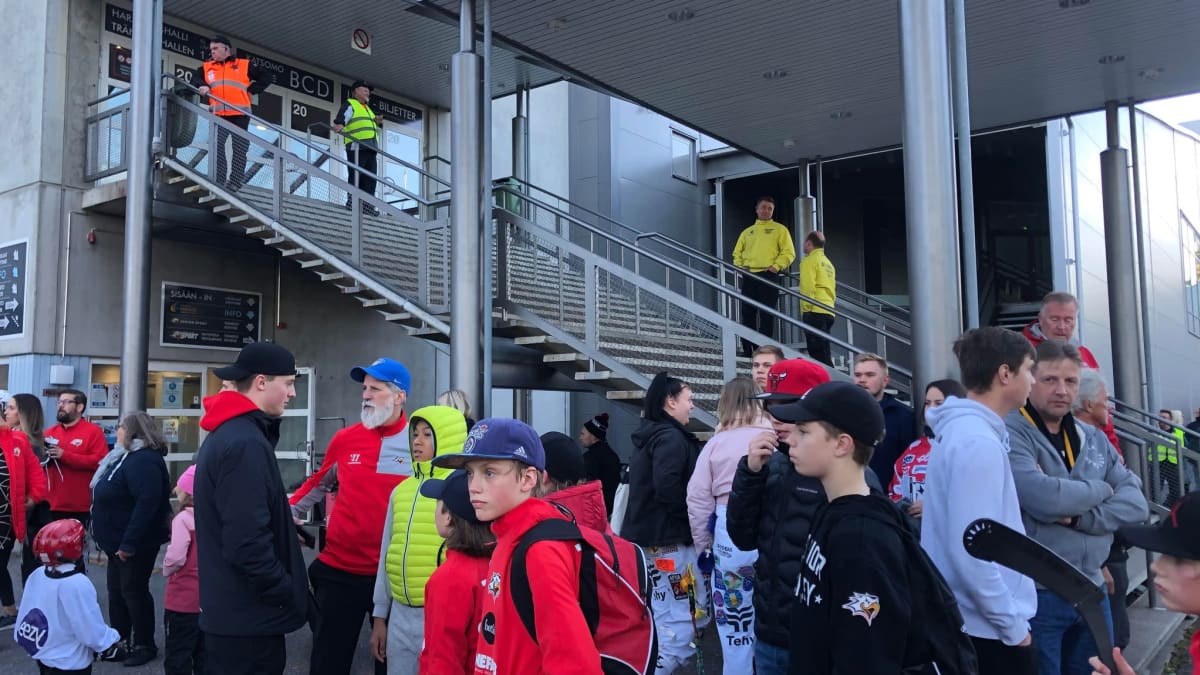 Evakoituja ihmisiä jäähallin edessä Vaasassa