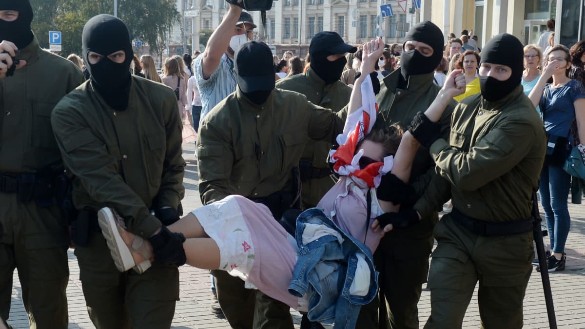 Valko-Venäjän pääkaupungissa Minskissä pidätettiin kymmeniä opposition naistenmarssille osallistuneita 26. syyskuuta 2020.