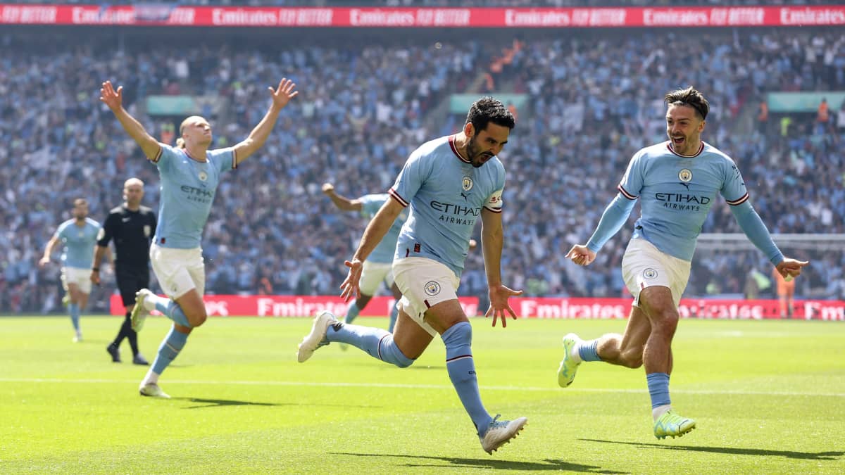 Erling Haaland, Ilkay Gündogan ja Jack Grealish juhlivat Ilkay Gündoganin 1–0-maalia FA-cupin finaalissa.