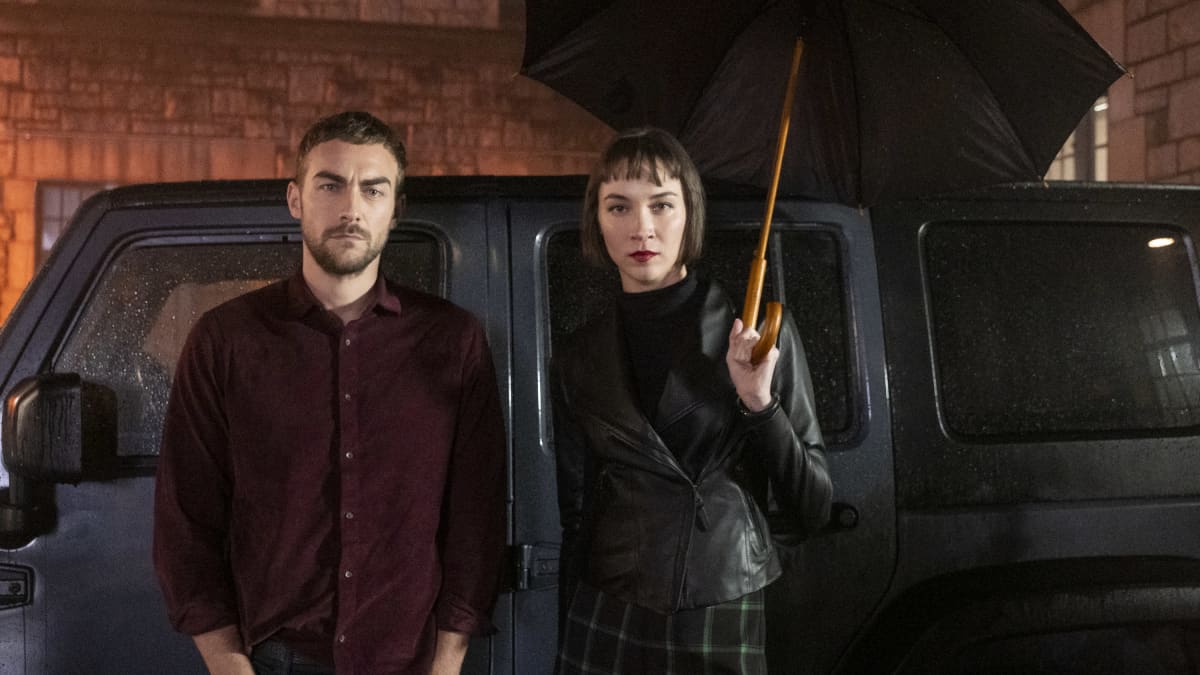Tom Austen ja Sydney Lemmon tv-sarjassa Helstrom.