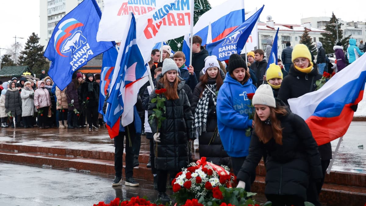 Sörjande samlas för att lägga ner blommor till minne av stupade ryska soldater