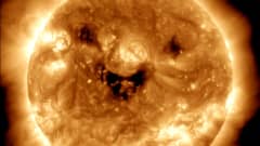 Nasan julkaisemassa kuvassa auringon pintaan näyttää muodostuvan hymynaama.
