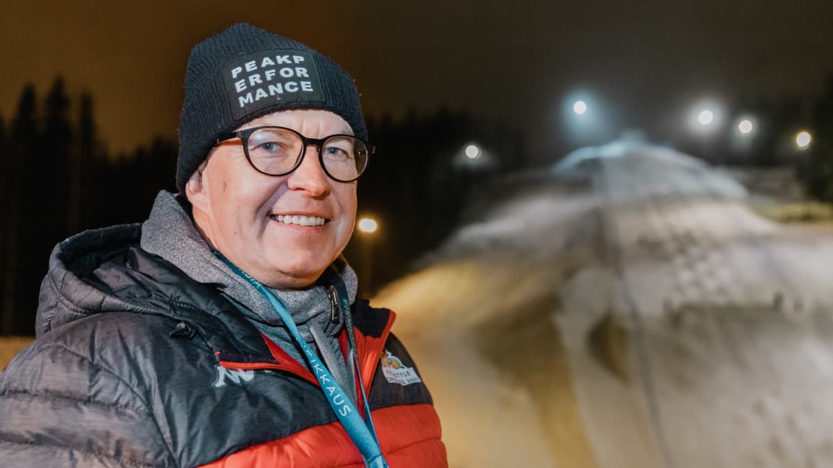 Timo Kaisla, kumparelaskumäki taustalla.