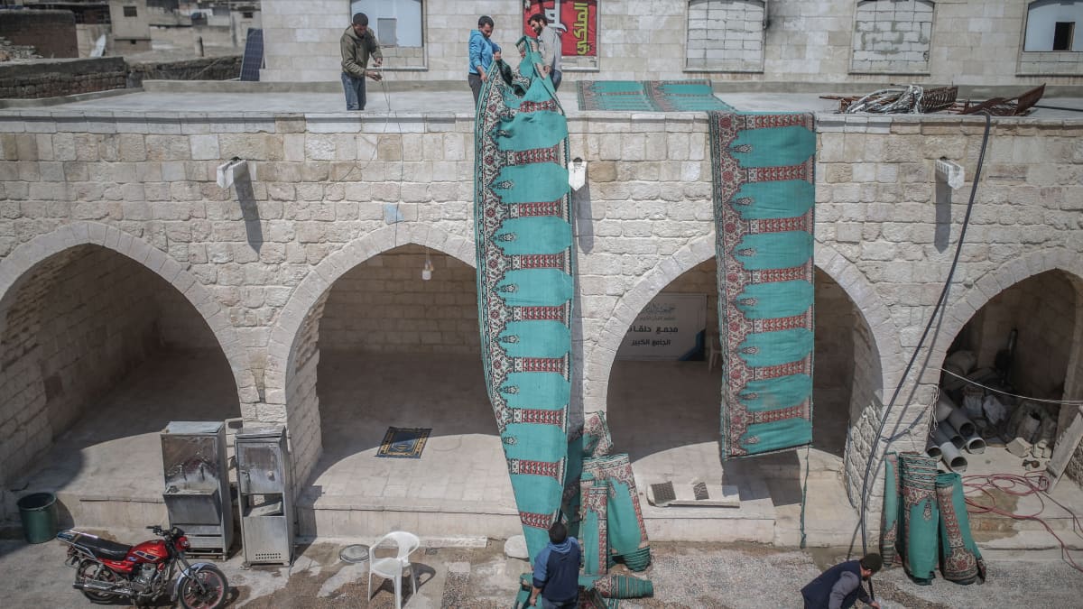 Moskeijan isoja mattoja tampattiin perjantaina, Ramadanin alla Idlibissä, Syyriassa.