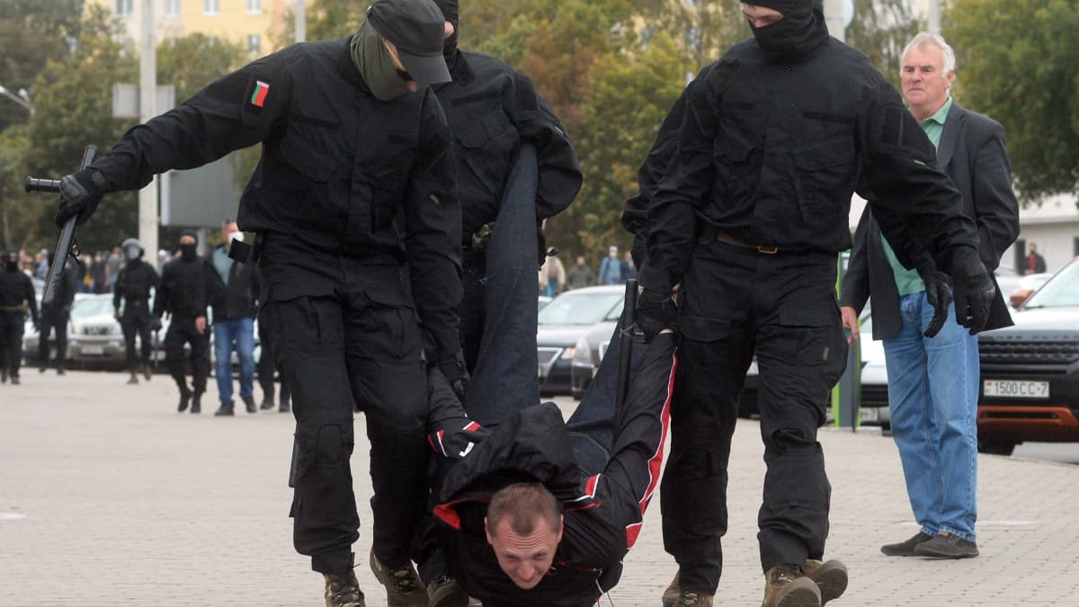 Valko-Venäjällä poliisi pidätti mielenosoittajan kovin ottein 27. syyskuuta 2020.