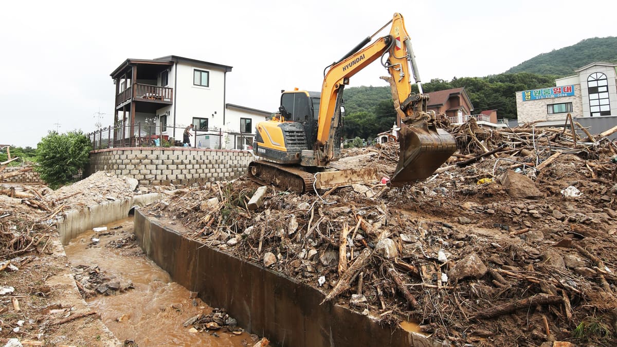 Anseongissa kaivettiin taloja esiin sunnuntaisen maanvyöryn jäljiltä.