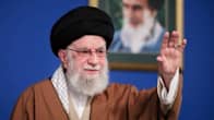 Ali Khamenei kohottaa vasenta kättään.