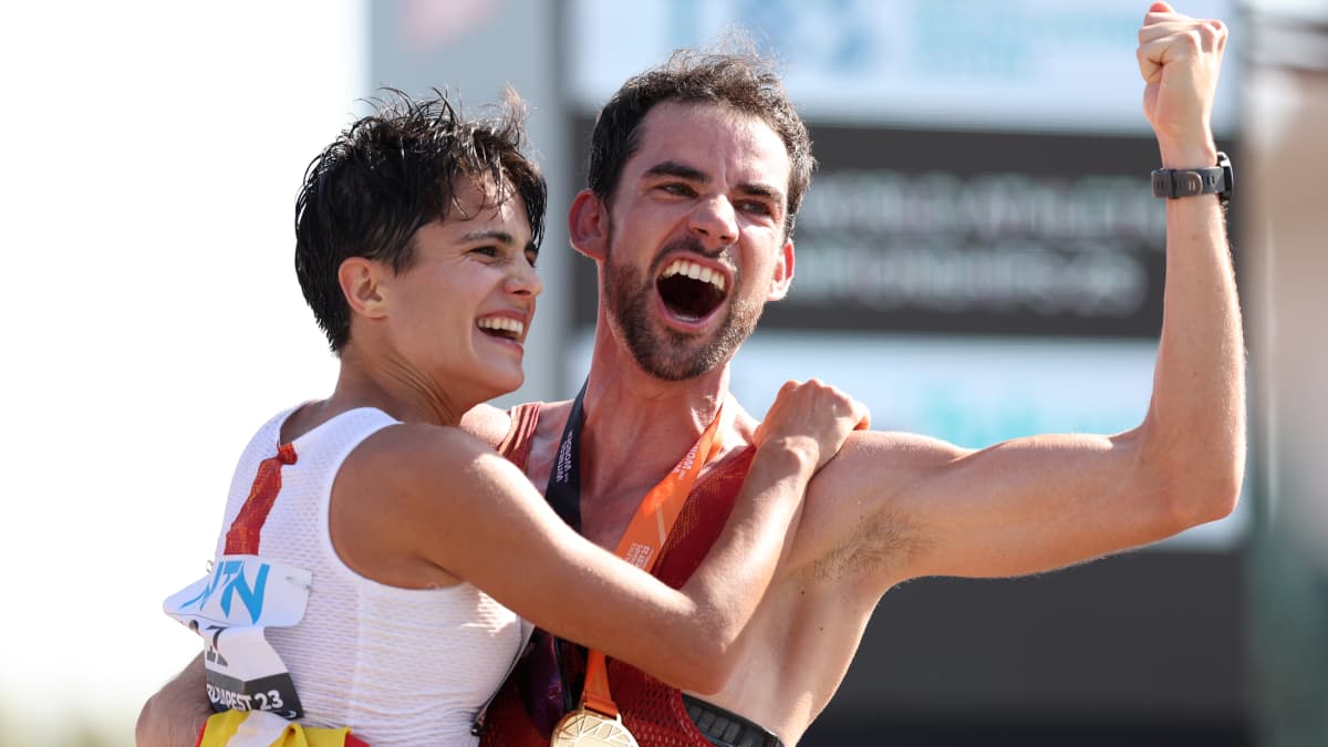 Espanjalaiset Maria Perez ja Alvaro Martin juhlivat Budapestin MM-kisojen 35 kilometrin mestaruuksia. He voittivat myös 20 kilometrillä.