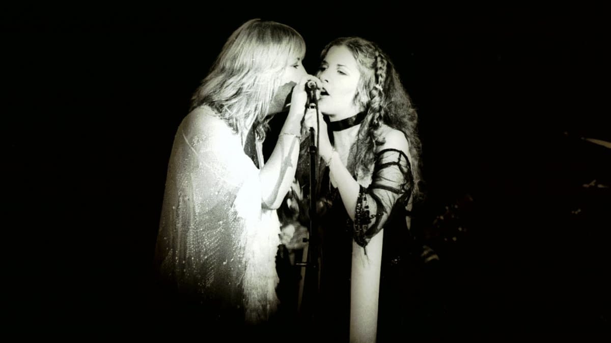 Fleetwood Macin Christine McVie (vas.) ja Stevie Nicks lauloivat yhdessä Wenbleyn stadionilla 1980. 