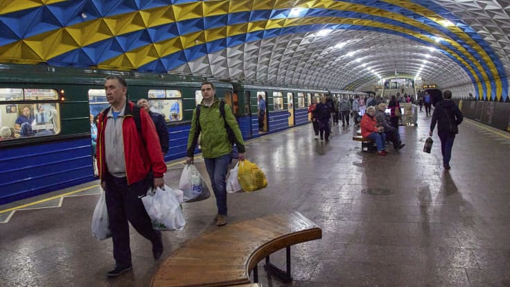 Ihmisiä metroasemalla Harkovassa