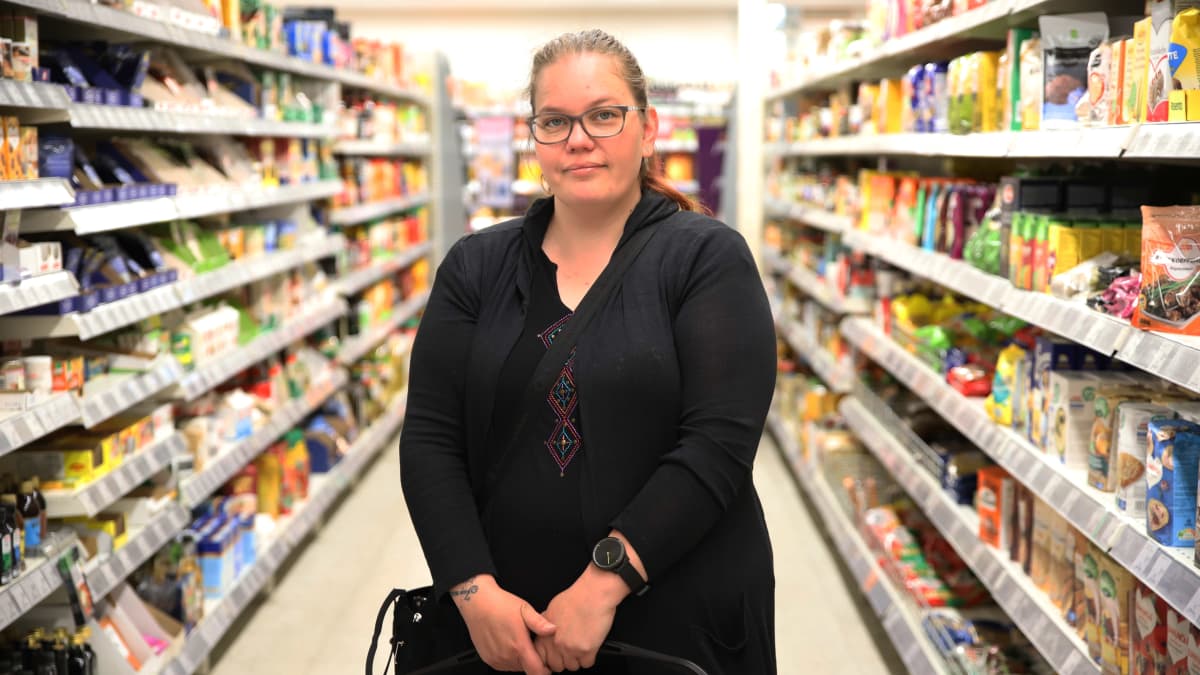 Jaana Nyrkkö ruokakaupassa Kouvolassa.