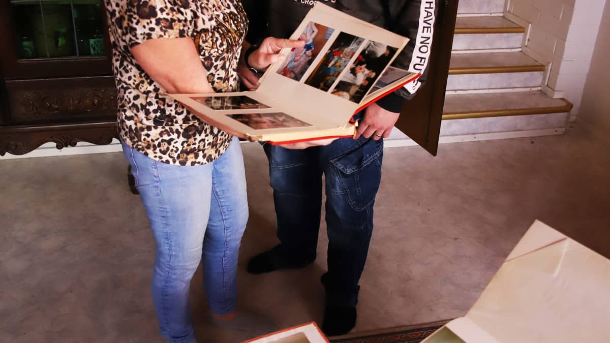 Vuonna 1995 Kotkassa surmatun Osmo "Lusu" Ahlqvistin ex-vaimo Marita Ahlqvist ja poika Tomi Ahlqvist katselevat vanhoja valokuvia.