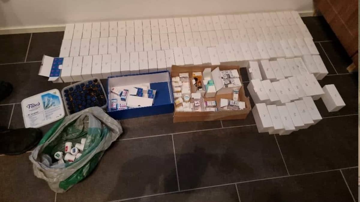 Poliisin takavaroikoimia dopin-aineuta kasassa lattialla. 