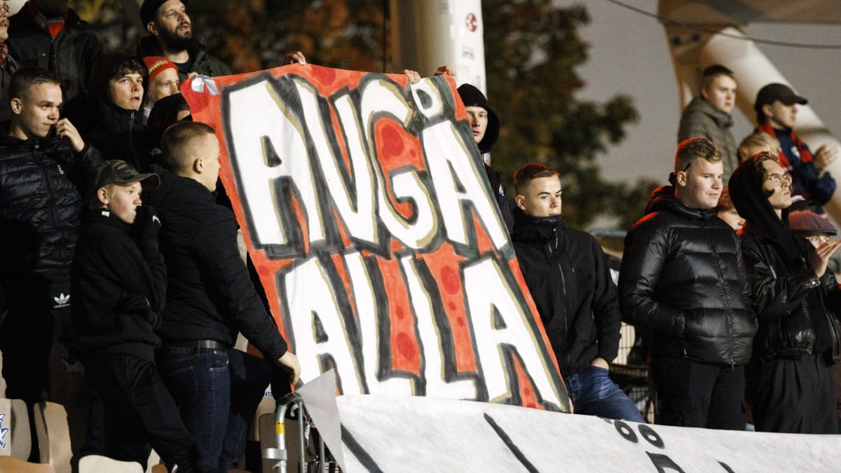 HIFK:n kannattajat antoivat mielipiteensä ottelussa Ilvestä vastaan.