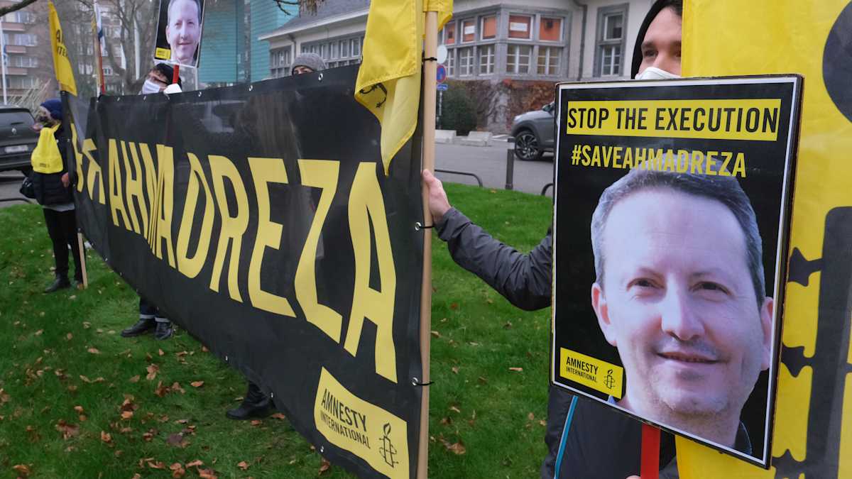 Amnesty Internationalin mielenosoitus Ahmadreza Djalalin kuolemantuomiota vastaan Iranin Brysselin-suurlähetystön edustalla 30. marraskuuta 2020.