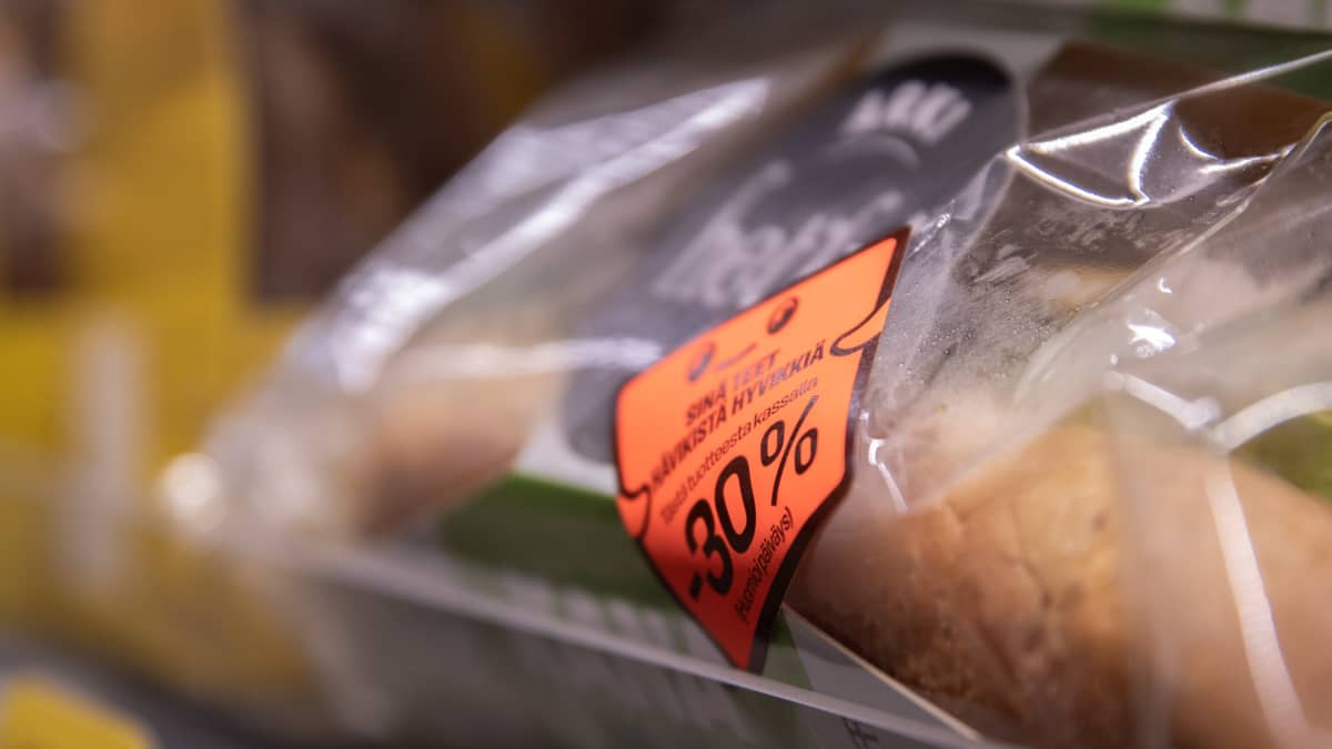 Oranssi kolmenkymmenen prosentin alennustarra  muoviin pakatun elintarvikkeen päällä kaupan kylmähyllyssä.