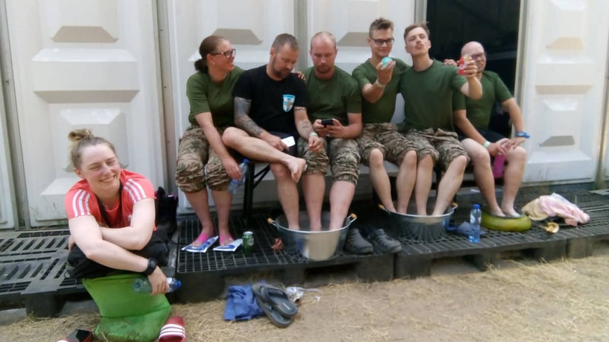 Kipeiden jalkojen liotusta kylmässä vedessä. 2018 Team Arctic Lifestyle Finland joukkueen väkeä.