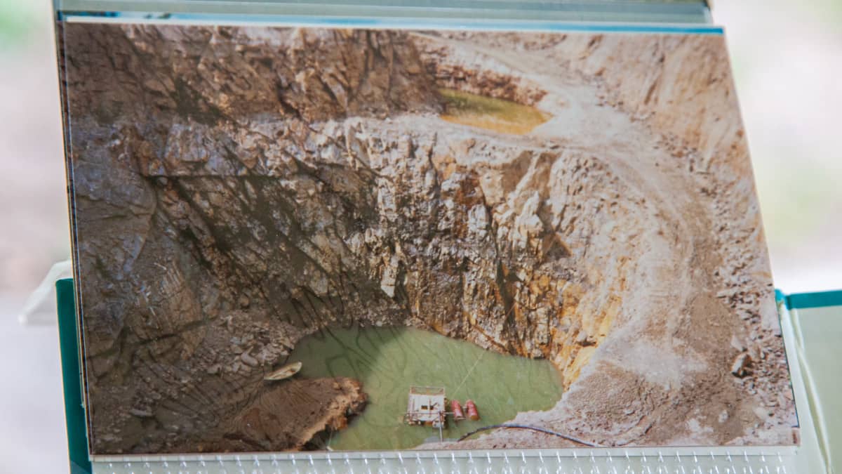 Martti Töllin kotialbumissa kuva, jossa Telkkälän kaivos toimintaa jatketaan 80-luvun lopulla. Iso avolouhos.