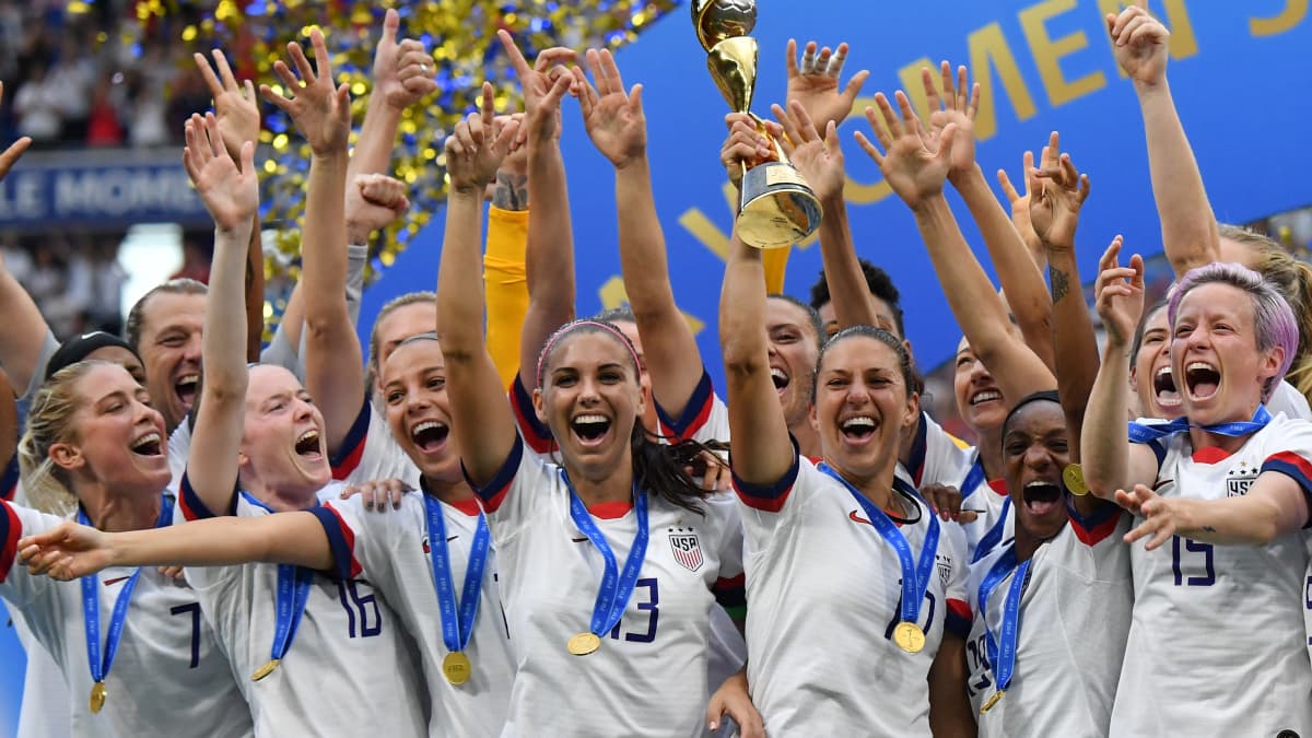 Yhdysvaltojen naisten joukkue juhlii jalkapallon maailmanmestaruutta 2019.