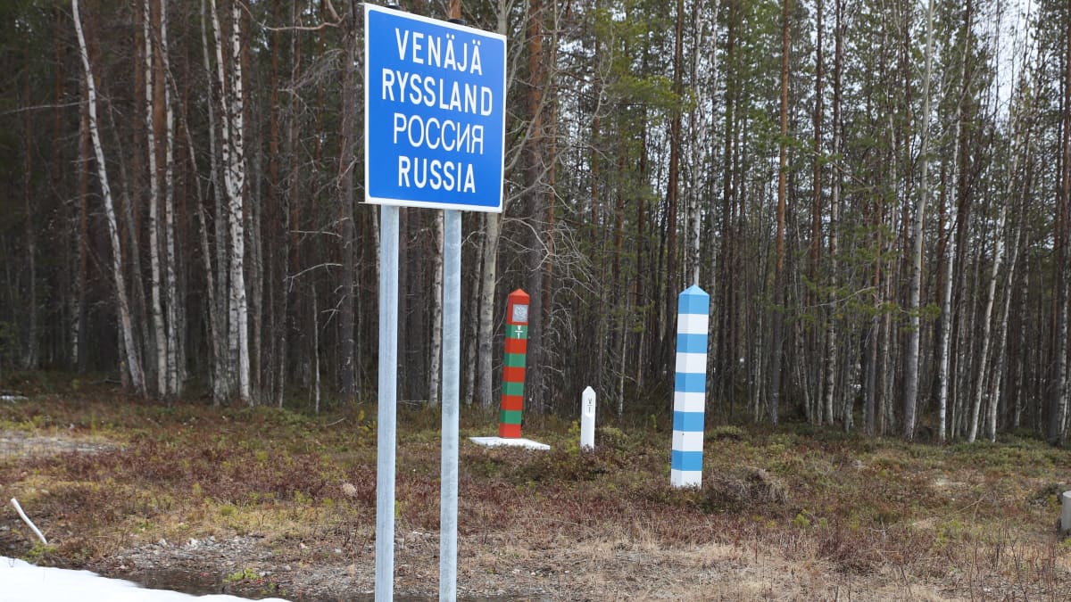 Venäjä-kyltti ja rajatolpat Sallan rajanylityspaikalla.