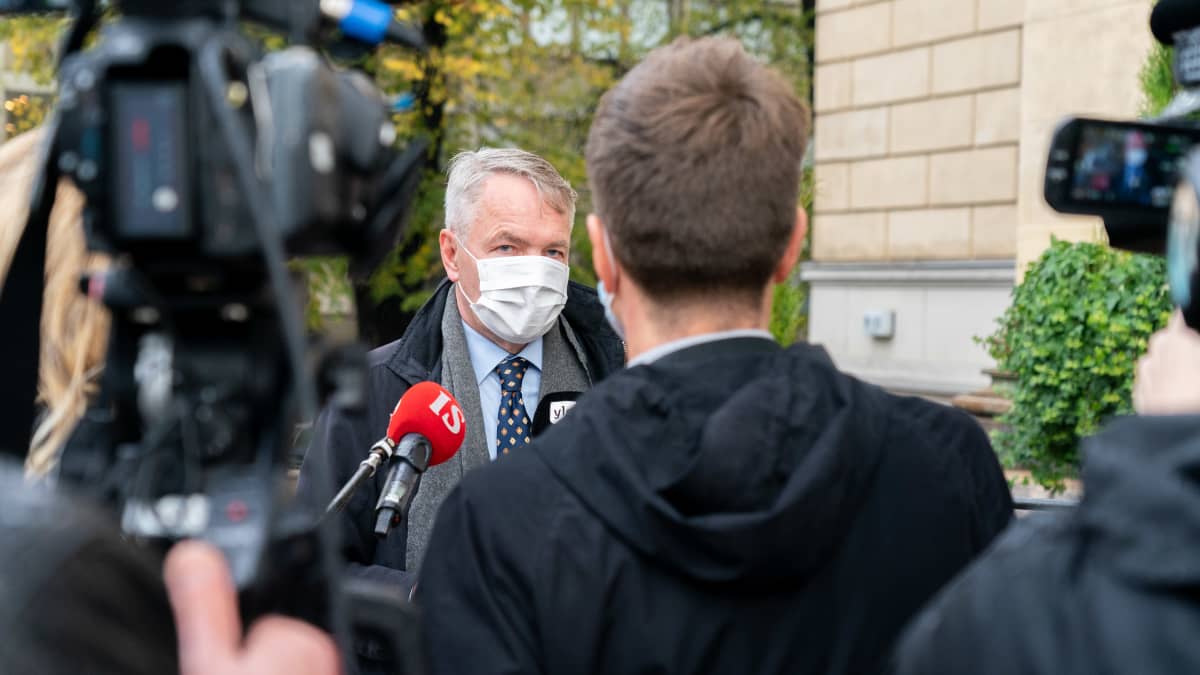 Ulkoministeri Pekka Haavisto antaa haastattelua Säätytalon portailla.