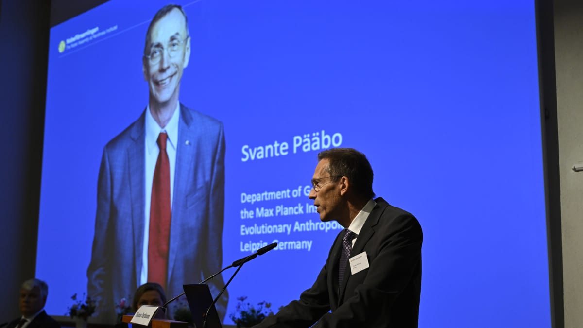 Sekreteraren för Nobelförsamlingen vid Karolinska institutet, Thomas Perlmann, tillkännager pristagaren i fysiologi eller medicin (Svante Pääbo) under en presskonferens.