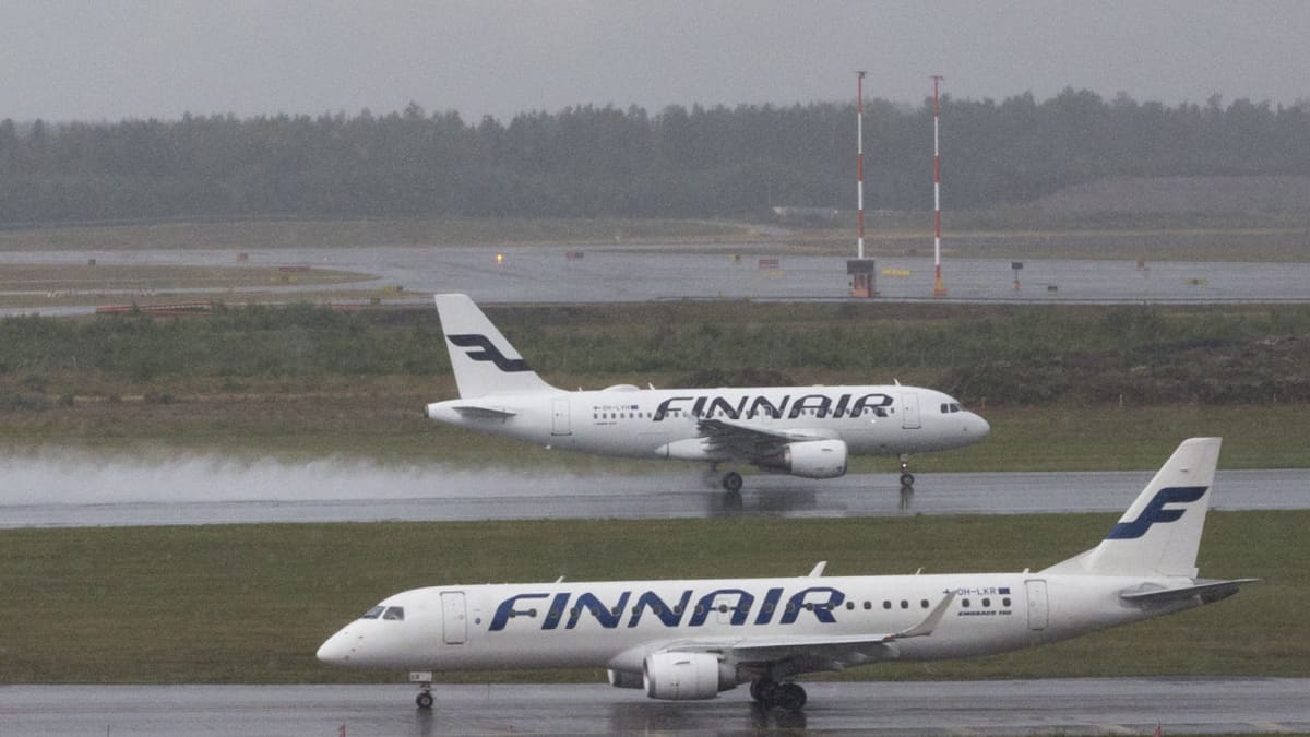 Kaksi Finnairin lentokonetta Helsinki-Vantaan lentoasemalla. Toinen on juuri nousemaassa.