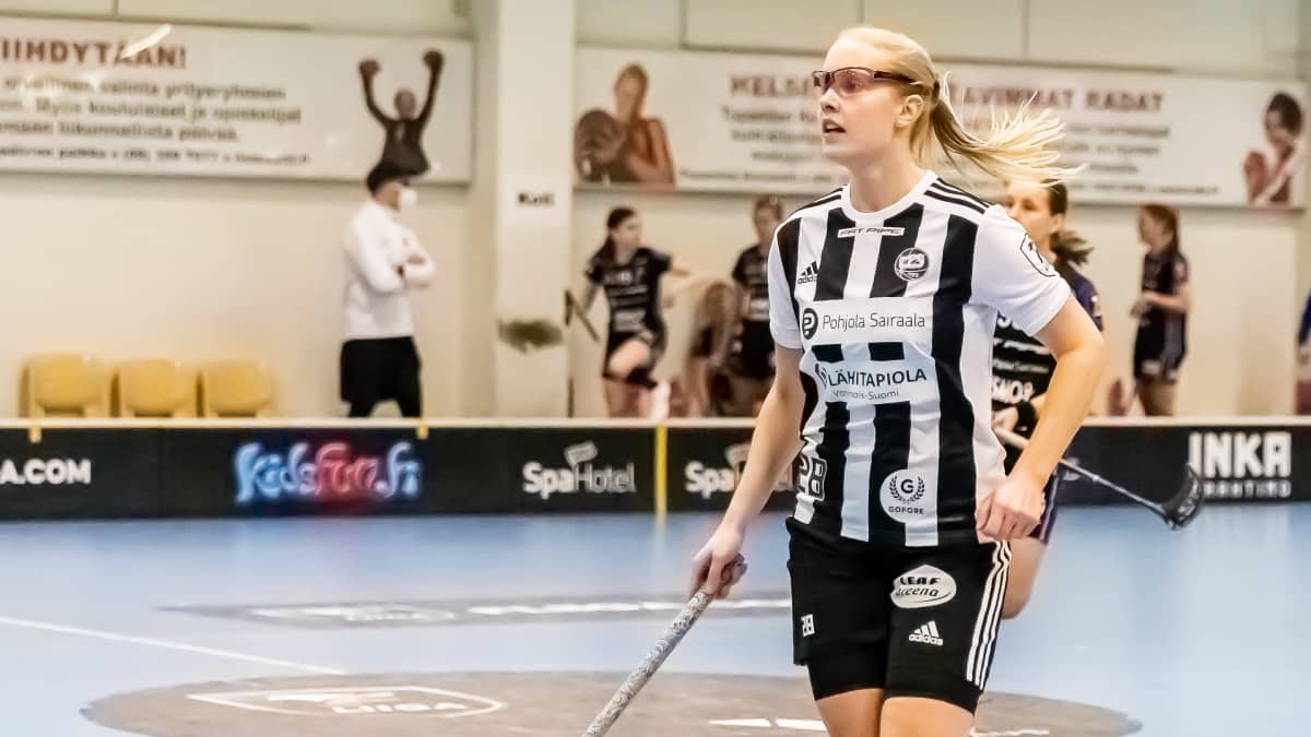 TPS:n Laura Rantanen EräViikinkiä vastaan Mosahallissa käydyssä salibandypelissä su 7. marraskuuta 2021.