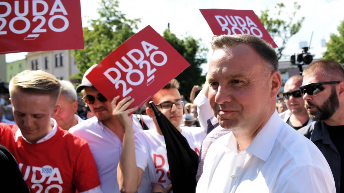 Puolan istuva presidentti Andrzejj Duda tähtää toiselle kaudelle. Duda kampanjoi vielä ennen vaaleja Debicassa 10. heinäkuuta 2020.