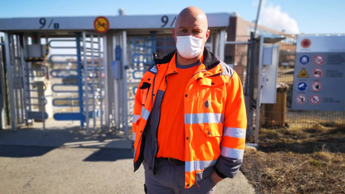 Huomioasuinen Stora Enson Veitsiluodon toimihenkilöiden pääluottamusmies Janne Jussila taustallaan Veitsiluodon tehtaiden portti.