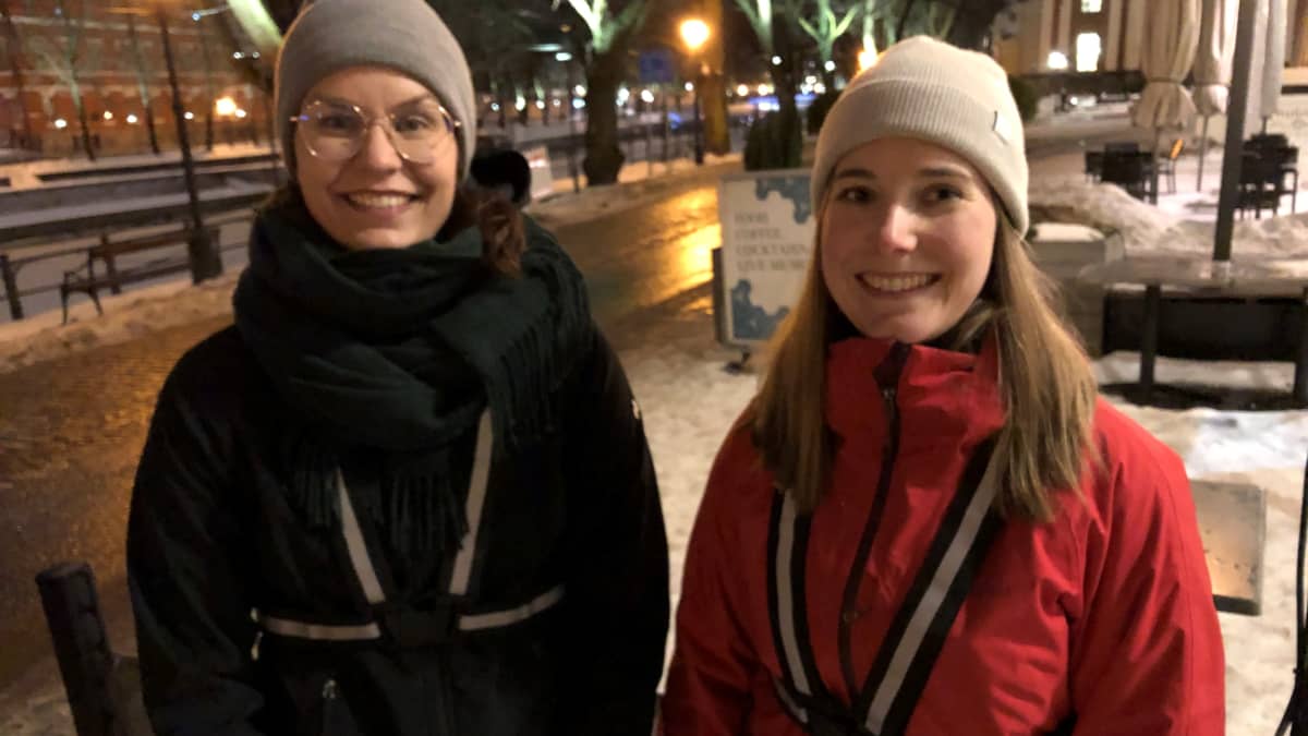 Laura Liimatta ja Anni-Maaria Kallio seisovat Turun Aurajokirannassa.