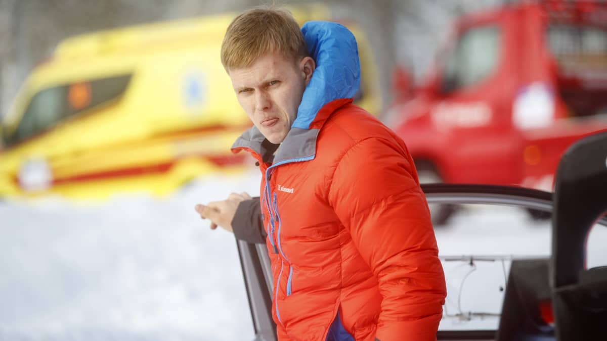 Ott Tänak rör vid bildörren.