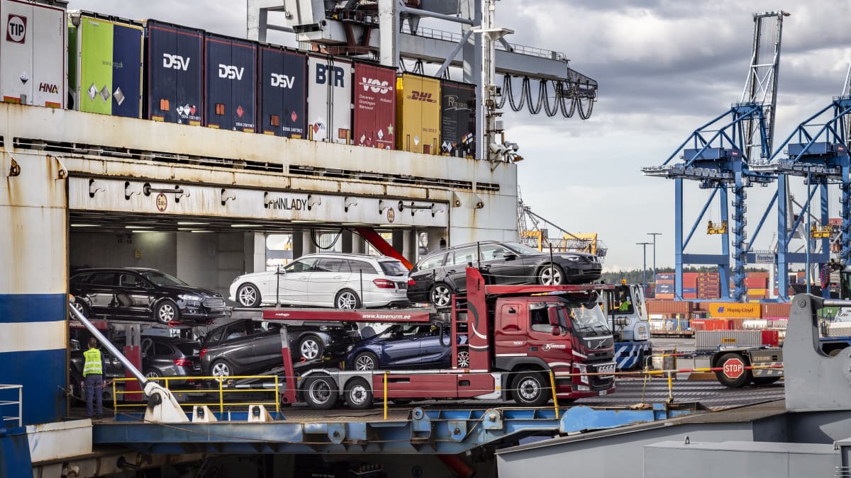 autorekka tuo käytettyjä autoja ulos Finnlinesin laivasta Vuosaaren satamassa