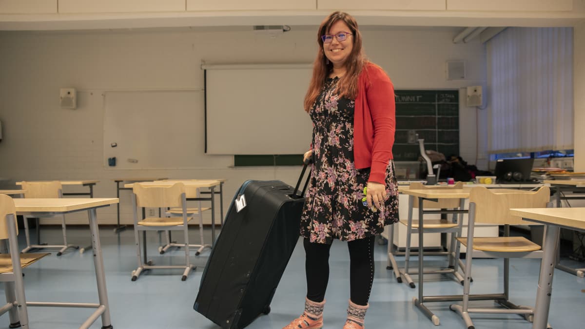 Naukion koulun opettaja Anna Lehmonen matkalaukun kanssa, johon on pakattuna pakopeli oppilaita varten.