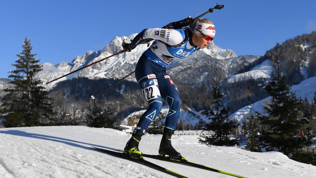 Ampumahiihtäjä Mari Eder hiihtää Hocfilzenin pikakilpailussa 2022.