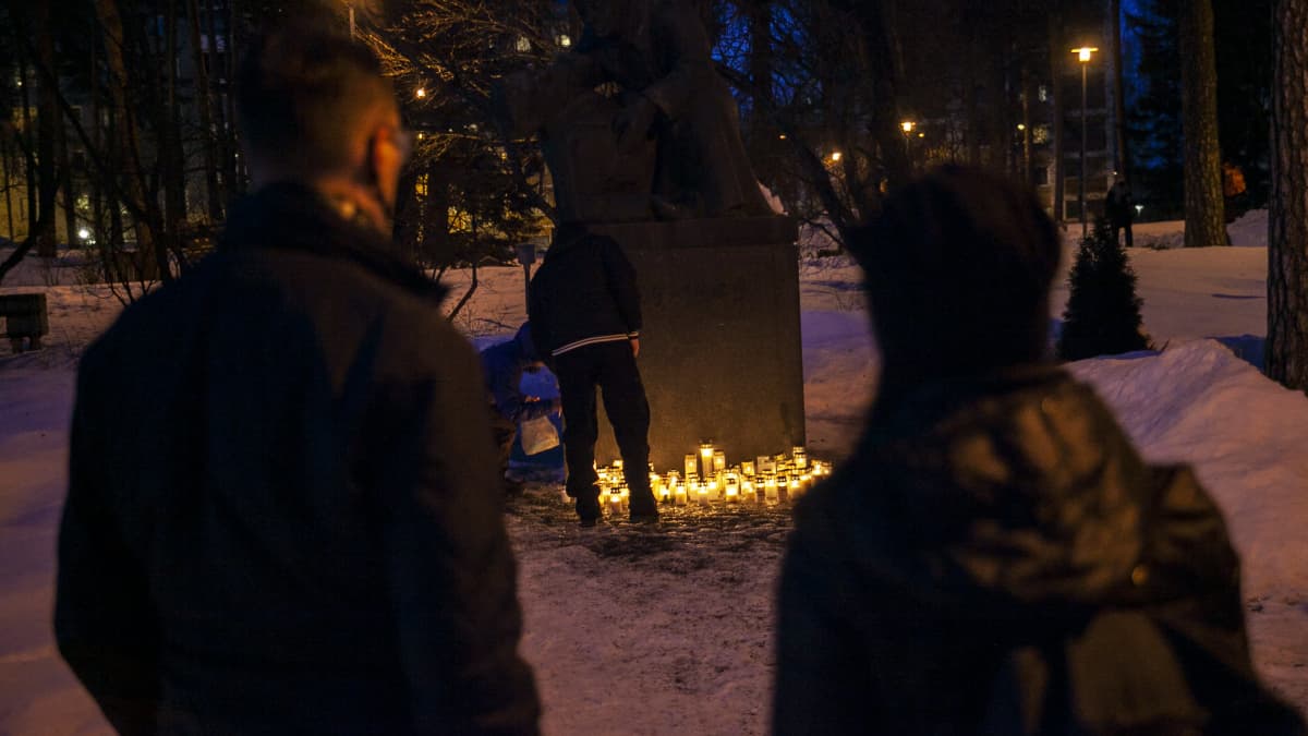 Kuopiossa kynttilät tuotiin kaupungin keskustassa olevan Sankaripuiston Haavoittunut sotilas -patsaan luokse.