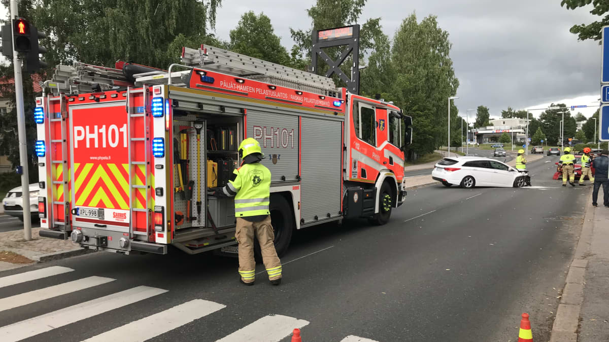Paloauto/pelastuslaitoksen yksikkö onnettomuuspaikalla.