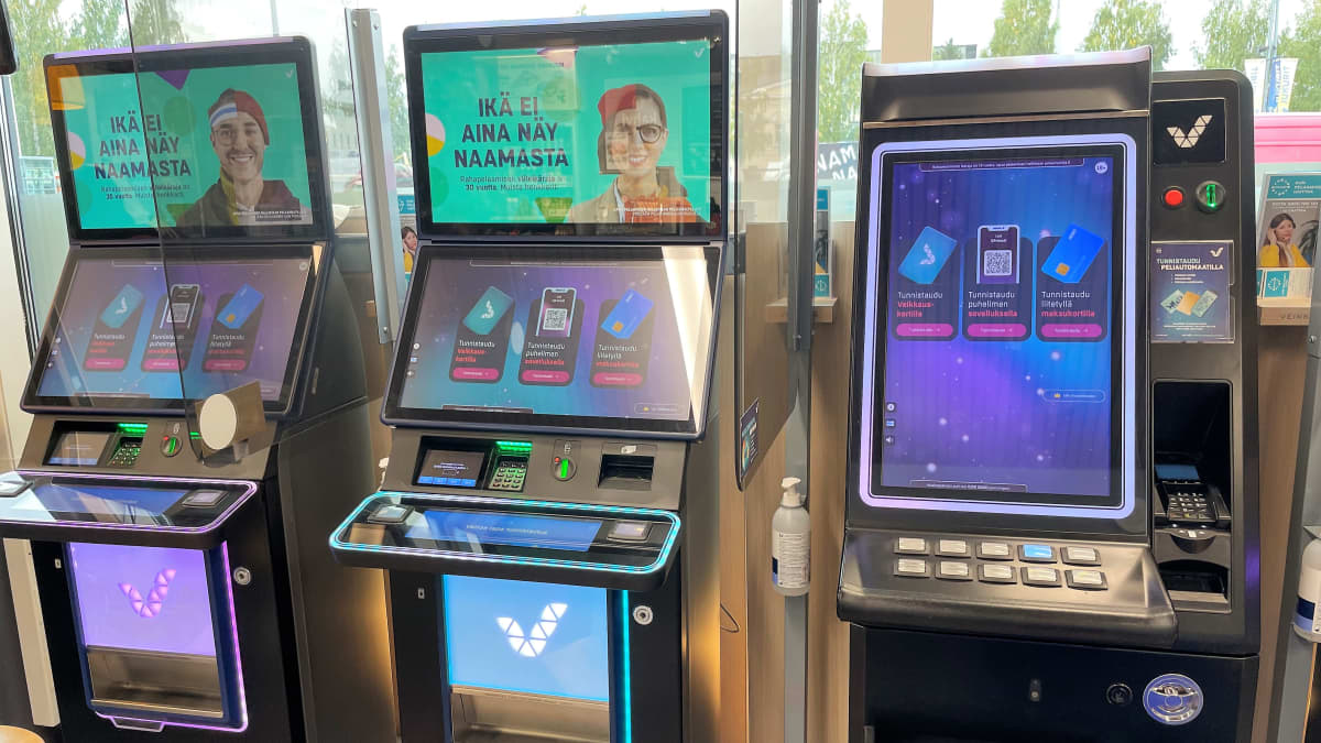 Kolme veikkauksen rahapeliautomaattia Mikkelin torilla sijaitsevan R-kioskin tiloissa. 