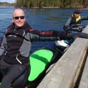 Niklas Hornborg istumassa vesijetissä Virtakiven vierassatamalla Kouvolan Voikkaalla.