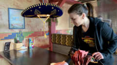 Lidiia Zaporozhets pyyhkii pöytiä Kalevan Pancho Villa -ravintolassa.